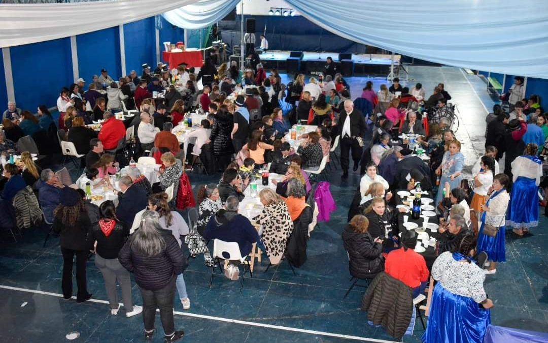 Más de 200 adultos mayores conmemoraron el 25 de Mayo con cena y espectáculos en vivo