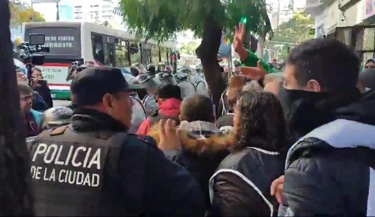 Misiones: la policía acordó con el Gobierno y levantó el acampe pero médicos y docentes siguen con las protestas