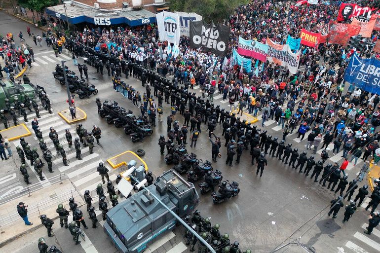 Masiva movilización contra el ajuste de Petovello y Milei