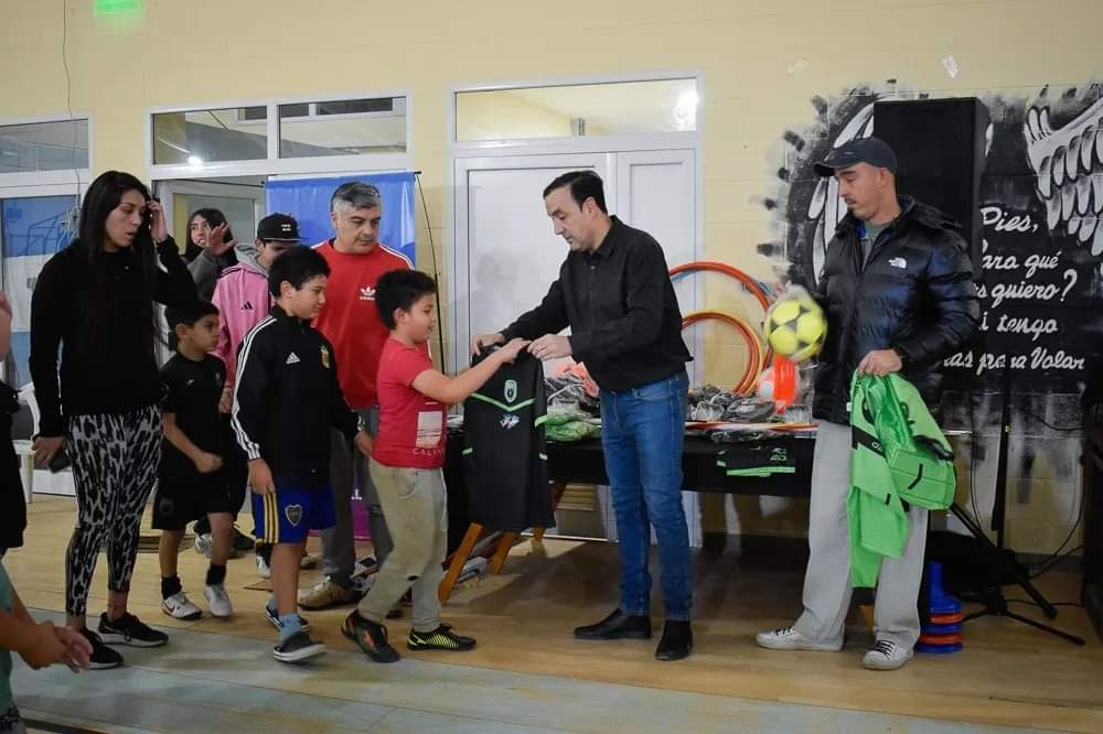 Grasso entregó equipamiento a escuelas deportivas del Nicolai