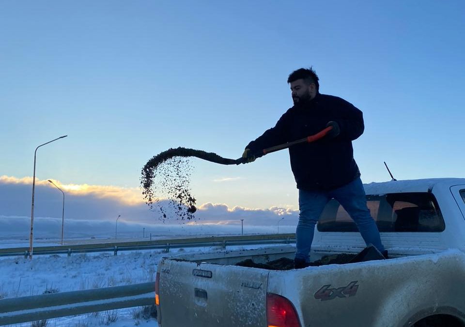 El Municipio esparce sal en las principales calles de los barrios de Río Gallegos