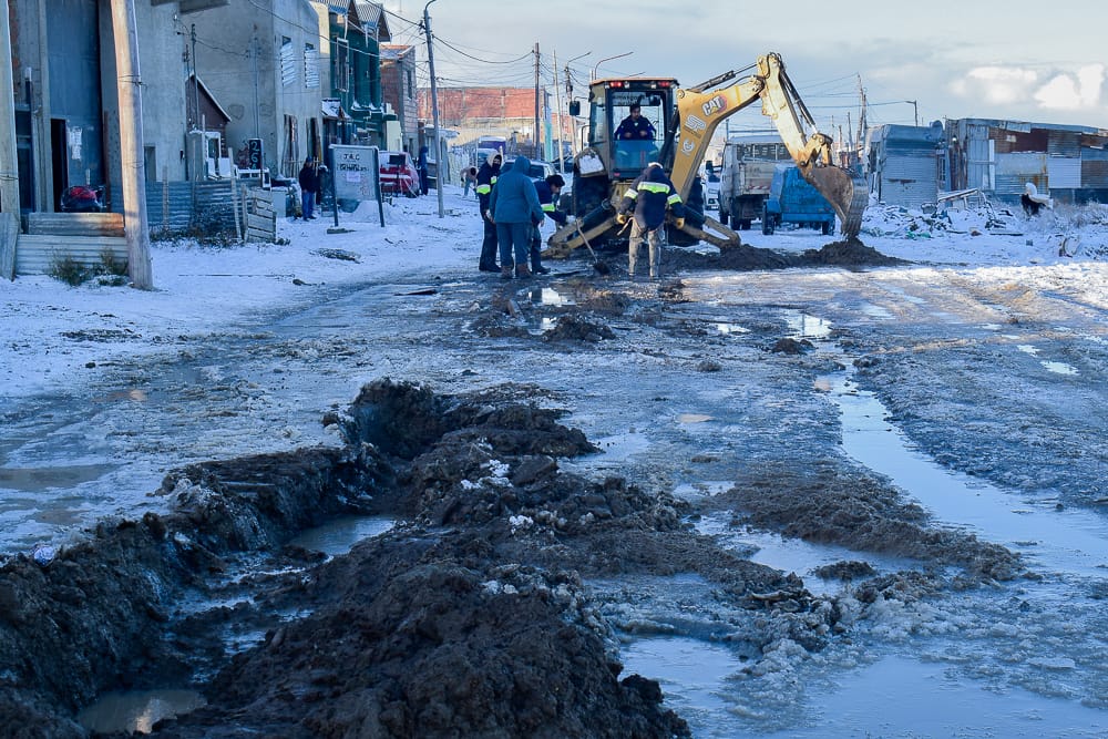 Municipio efectuó tareas de despeje de nieve en calzada y colaboró con SPSE ante pérdida de agua en calle Crucero General Belgrano