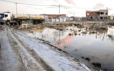 Municipio continúa con el desagote y retiro de hielo en los barrios San Benito y Patagonia