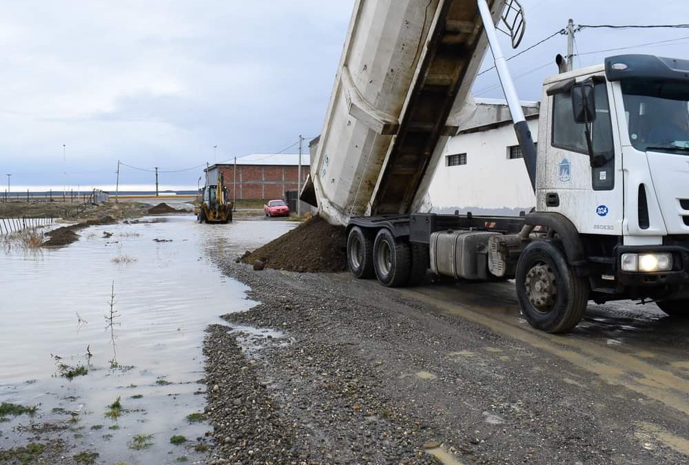 Municipio realiza trabajos de contención para evitar el avance del agua en los domicilios