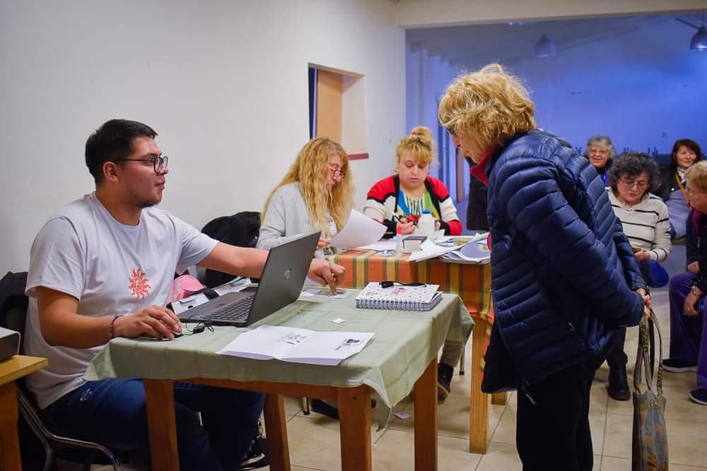 Jubilados recibieron sus carnets para acceder a los beneficios del programa “Nos Hacemos Bien”