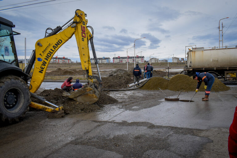 Municipio avanza con obra para solucionar problemas de inundación en cercanías del Gimnasio 17 de Octubre