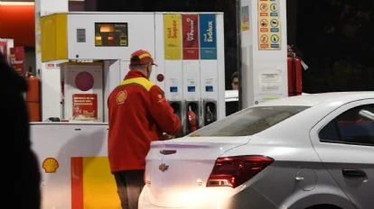 El Gobierno subió parcialmente los impuestos al combustible para atenuar el impacto en los precios