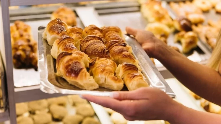 Polémico: El Gobierno gasta $16 millones en medialunas y panes para desayunar