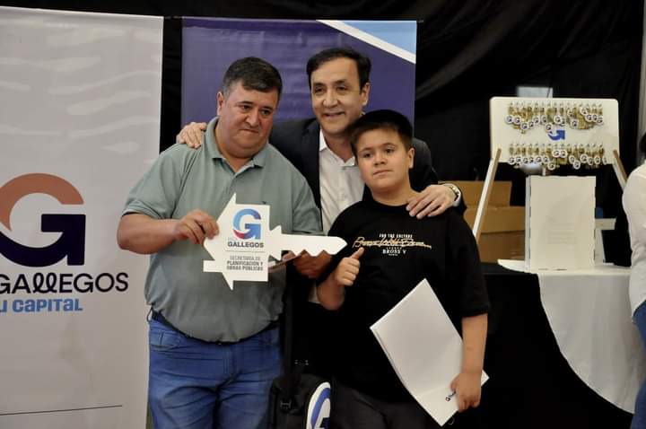 EL INTENDENTE GRASSO ENCABEZÓ EMOTIVO ACTO DE ENTREGA DE 30 VIVIENDAS EN RÍO GALLEGOS