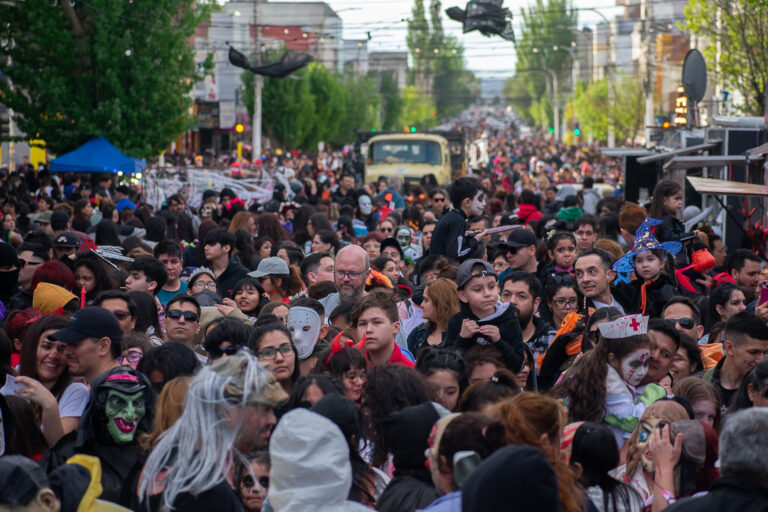 GRAN MARCO DE FAMILIAS: COPARON EL CENTRO PARA CELEBRAR HALLOWEEN CON LA PROPUESTA DE LA MUNI