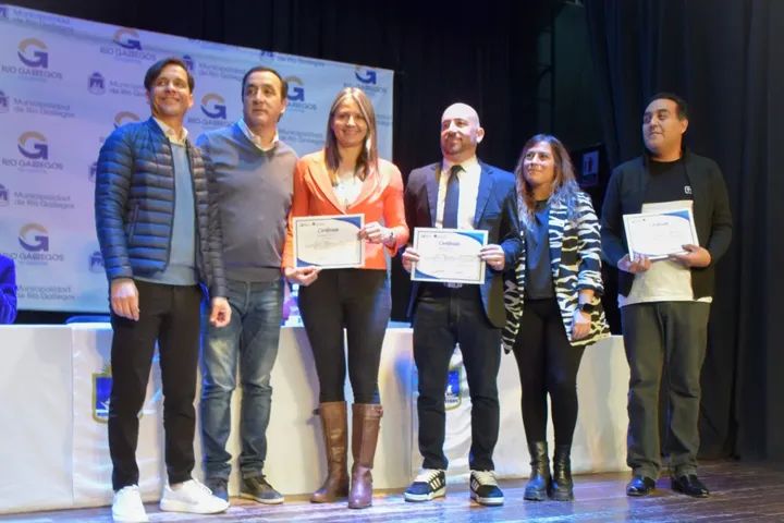 Intendente Grasso entregó certificados a nuevos inspectores de tránsito, bromatología y Puesto Sanitario.