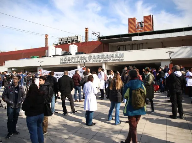 Médicos residentes del Hospital Garrahan en lucha por salarios dignos ratificaron el paro y el Gobierno de Milei mira de reojo