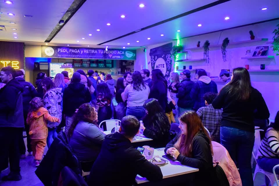 Exitosa concurrencia de vecinos en la primera “Noche de las Cafeterías” organizada por la Municipalidad