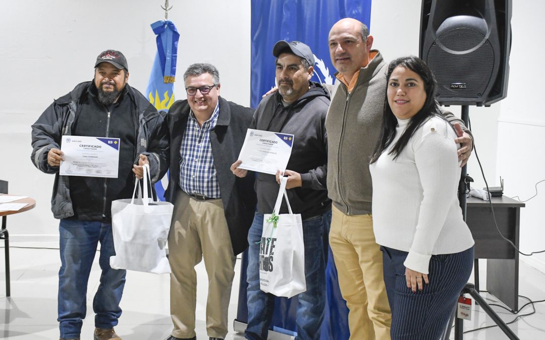 Distrigas impulsa la formación laboral con capacitaciones en retroexcavadoras