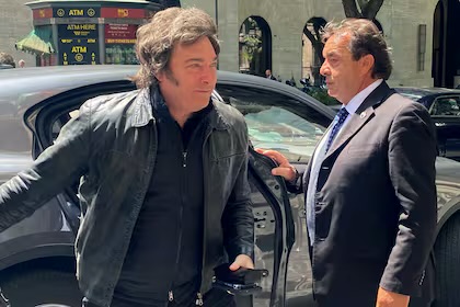 Javier Milei llegó a Roma: hoy se reúne con Meloni y mañana lo recibe el Papa