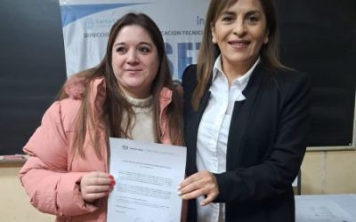 Entrega de constancias de títulos en trámite a egresados del INSET tras demoras por falta de gestión en el gobierno anterior