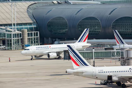 Más de 900 vuelos cancelados y miles de pasajeros afectados por huelga de controladores aéreos en Francia