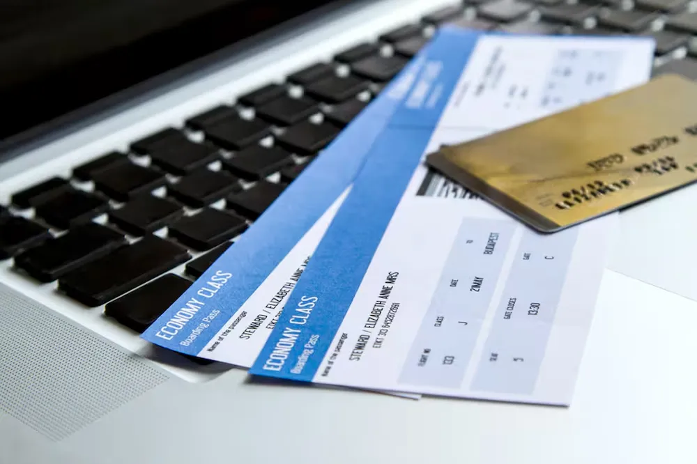 Mujer estafó a más de 300 viajantes con venta de pasajes baratos a Europa y los dejó sin volar