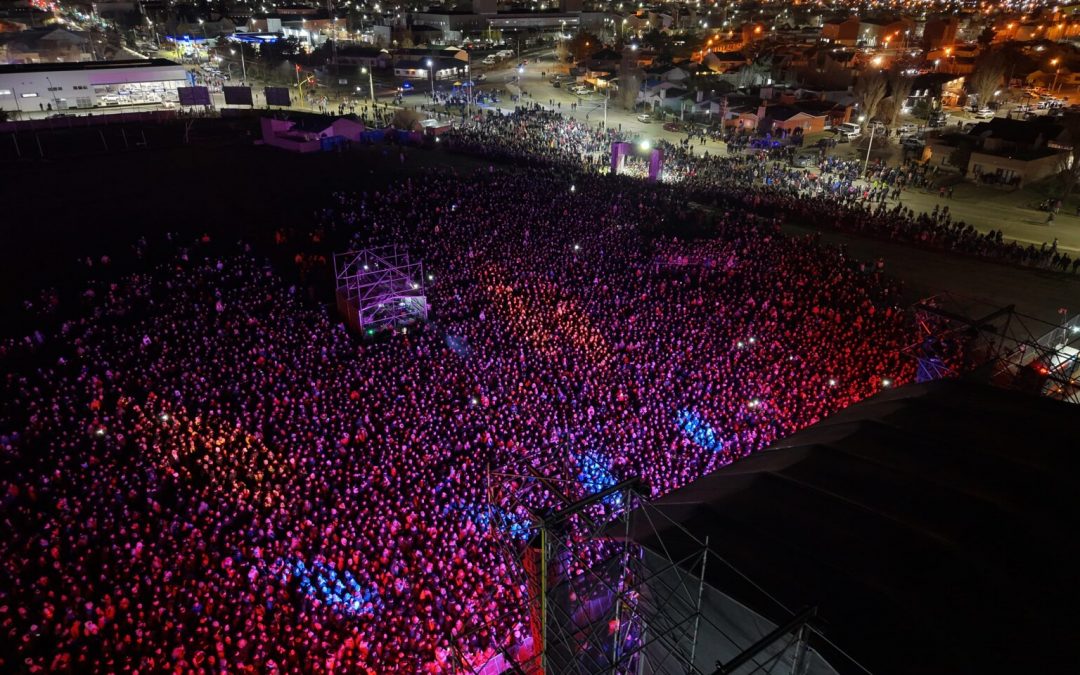 NOCHE INOLVIDABLE EN RÍO GALLEGOS CON LA FIESTA DEL FRÍO: KE PERSONAJES DESLUMBRÓ AL MULTITUDINARIO PÚBLICO