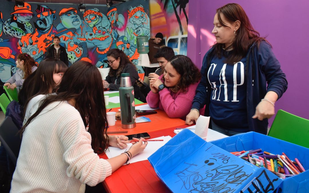Casa de la Juventud: Jóvenes crean bocetos para mural de prevención del suicidio
