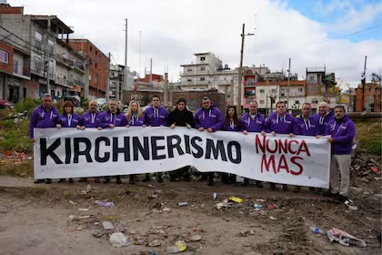 Javier Milei lanzó la campaña bonaerense de LLA con una imagen simbólica “Kirchnerismo nunca más”