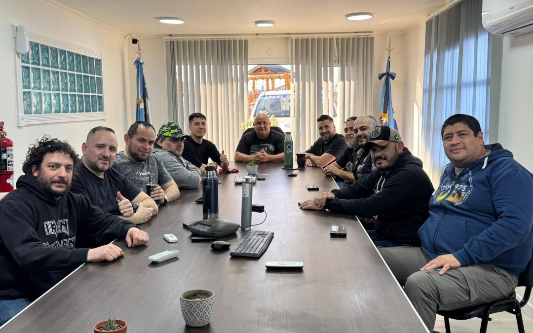 Reunión con trabajadores de Enerflex en la sede del SIPGER