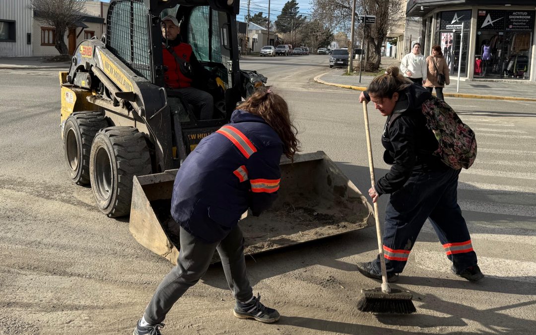 Trabajadores municipales continúan embelleciendo el centro de la ciudad