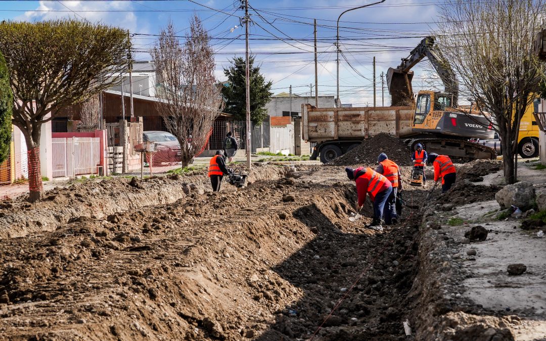 El Municipio de Río Gallegos avanza con la obra de cordón cuneta en el barrio Juan Pablo II, que beneficiará a 300 familias