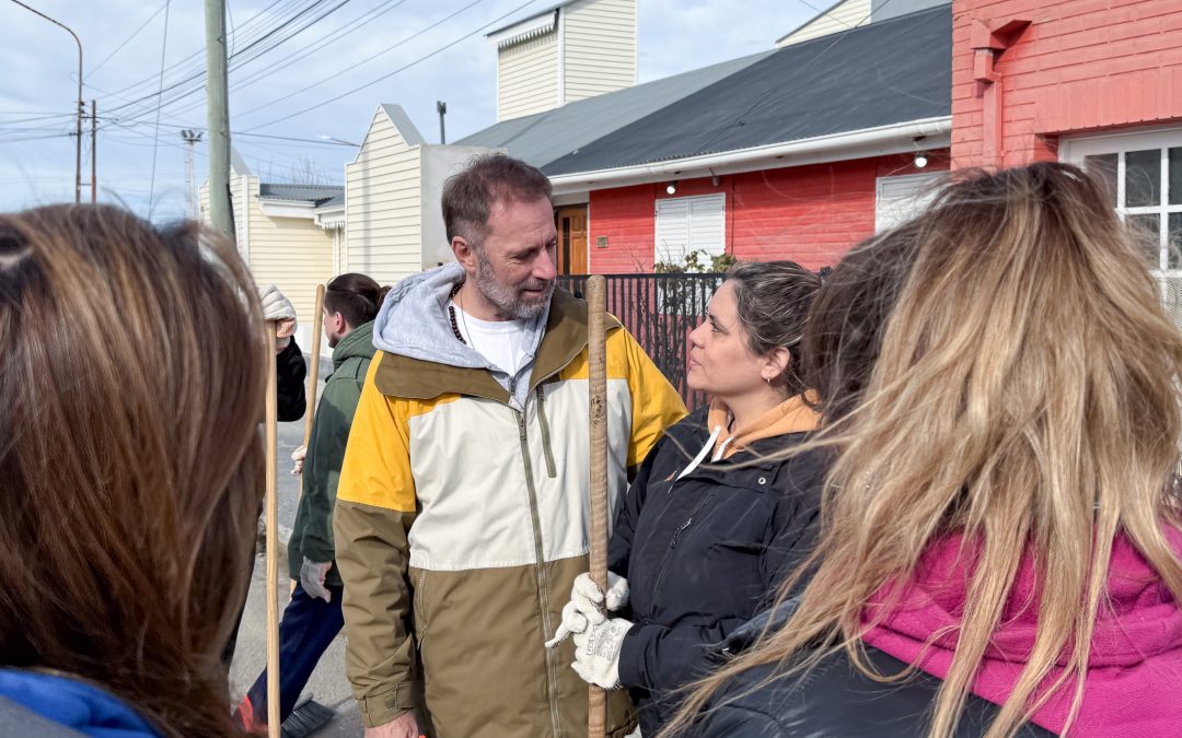 FUERZA SANTACRUCEÑA: MOLINA RECORRIÓ EL BARRIO DONDE VIVIÓ TODA SU INFANCIA