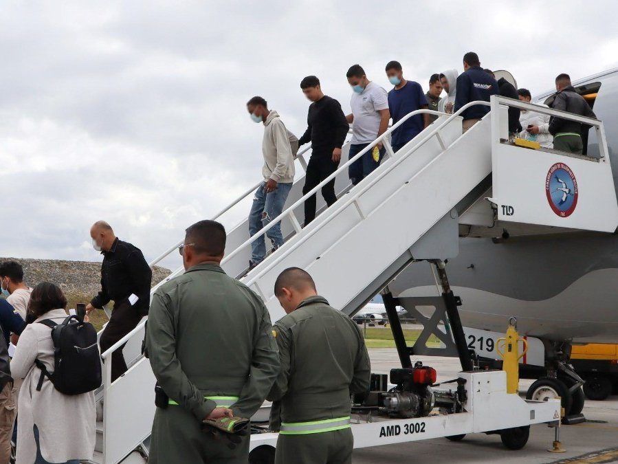 Llegan al país los primeros argentinos deportados por el gobierno de Trump