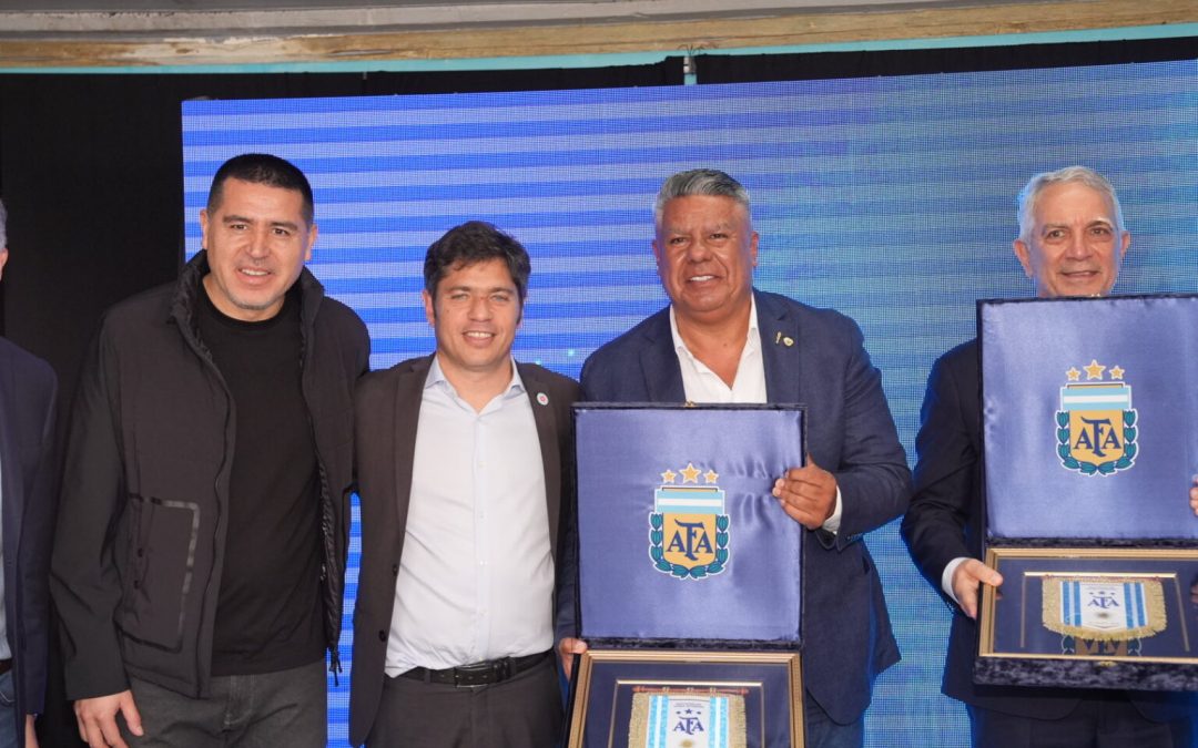 Axel Kicillof junto a “Chiqui” Tapia y Riquelme por el Estadio Único