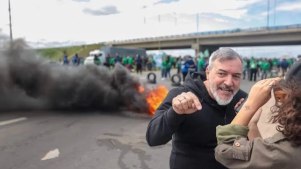 “Milei no es bienvenido”: Llaman a bloquear rutas por la llegada del mandatario libertario a la Patagonia