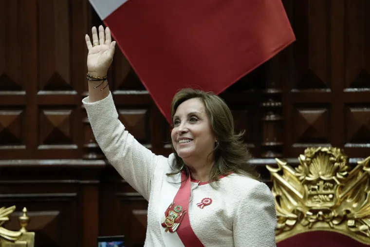 FUE DESTITUIDA LA PRESIDENTE DE PERÚ DINA BOLUARTE: CONGRESO APROBÓ “PERMANENTE INCAPACIDAD MORAL”