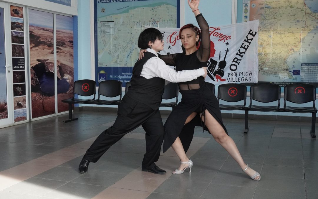 Para visibilizar y promover los talleres, el Centro Cultural Orkeke del Municipio organizó una intervención artística en la Terminal de Ómnibus de Río Gallegos