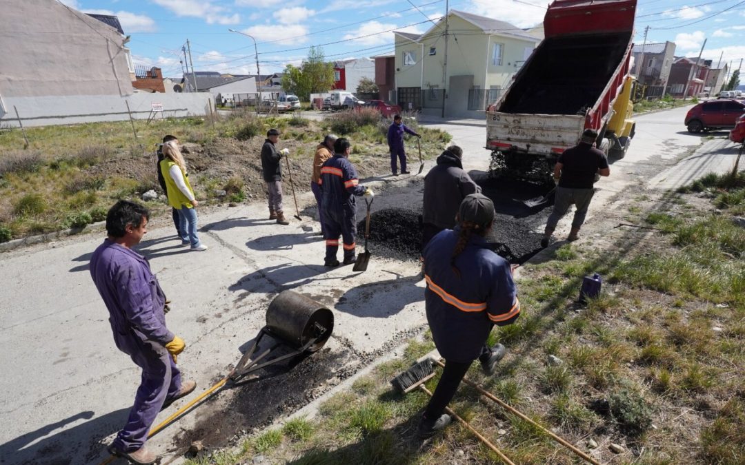 El Municipio avanza con los trabajos de bacheo y mantenimiento vial en distintos sectores de Río Gallegos