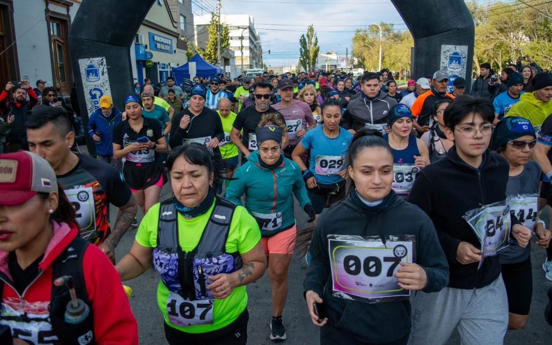 Más de 700 corredores participaron de la carrera atlética nocturna por los 140 años de Río Gallegos