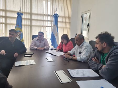 El IDUV firmó el inicio de obras de viviendas en cuatro localidades de Santa Cruz