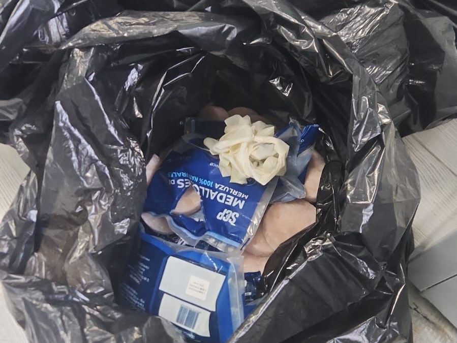 El municipio decomisó alimentos a base de merluza de la firma Santa Cruz SAU