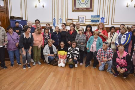 El primer contingente de las colonias de verano para adultos mayores visitó la Casa de Gobierno