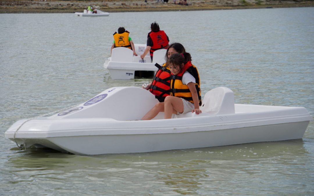 Pablo Grasso presentó los nuevos botes para navegar la Laguna Ortiz y la familia riogalleguense disfrutó la jornada a pleno sol