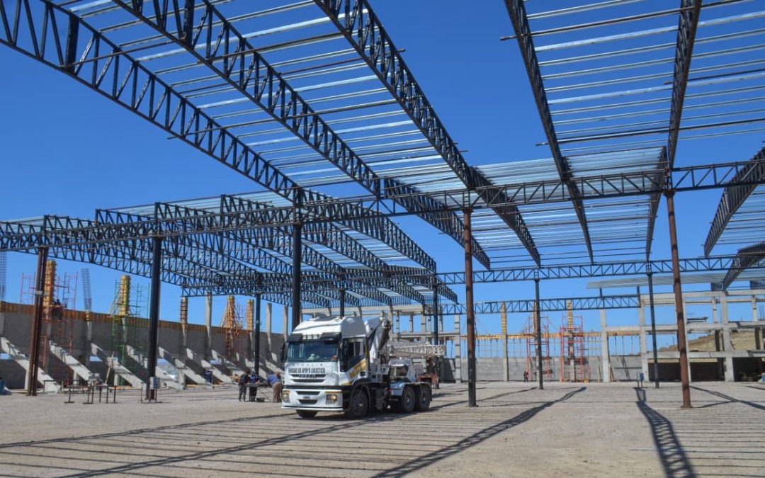 El Polideportivo SIPGER de Caleta Olivia inició 2026 con el montaje de una nueva cabreada clave