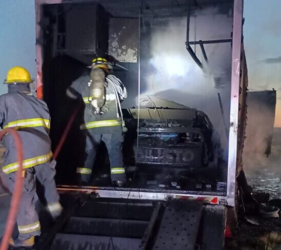 Incendio consumió el camión y el auto de Nico Trosset que viajaba para el TC en El Calafate