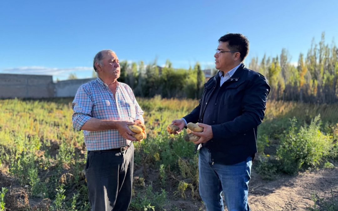 El gobernador Claudio Vidal recorre Perito Moreno y mantiene encuentros con vecinos y productores
