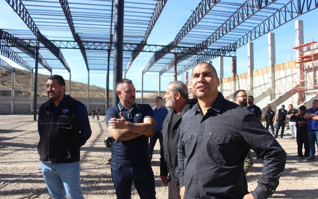 Güenchenen invitó a Sergio Sarmiento a recorrer la megaobra del Polideportivo SIPGER en Caleta Olivia
