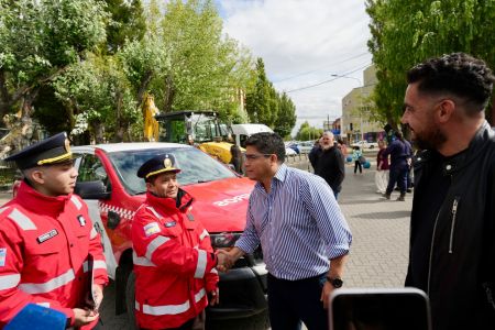Claudio Vidal entregó vehículos y maquinaria para fortalecer servicios comunitarios e infraestructura