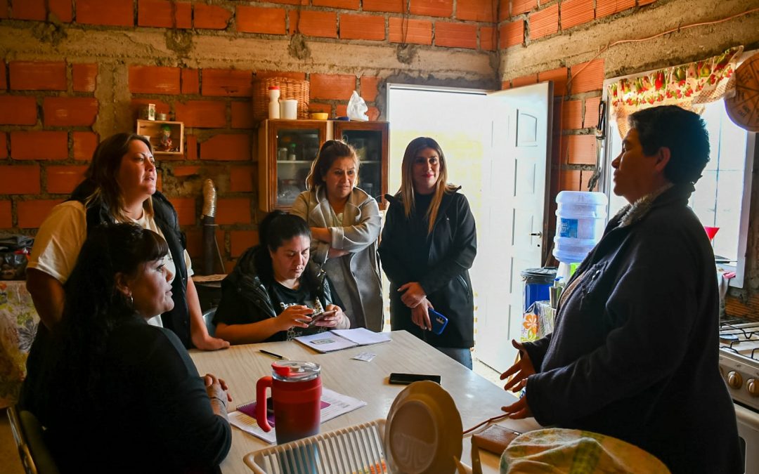 Se realizó un operativo de entrega de guardapolvos kits escolares para acompañar a las familias