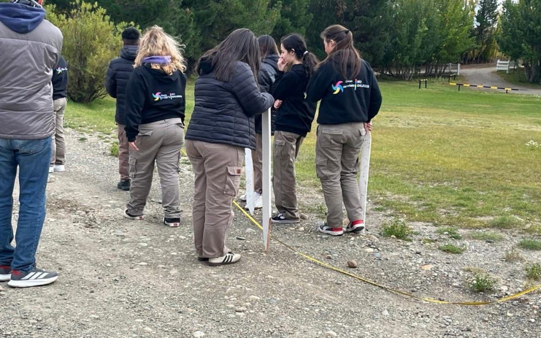 PRÁCTICA DE CAMPO: ALUMNOS DE LA ESCUELA DEL VIENTO DE RIO GALLEGOS REALIZAN MEDICIONES DE TERRENO