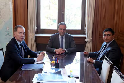 El Gobierno de Milei le otorga a Santa Cruz un anticipo de hasta $100.000 millones informó La Nación