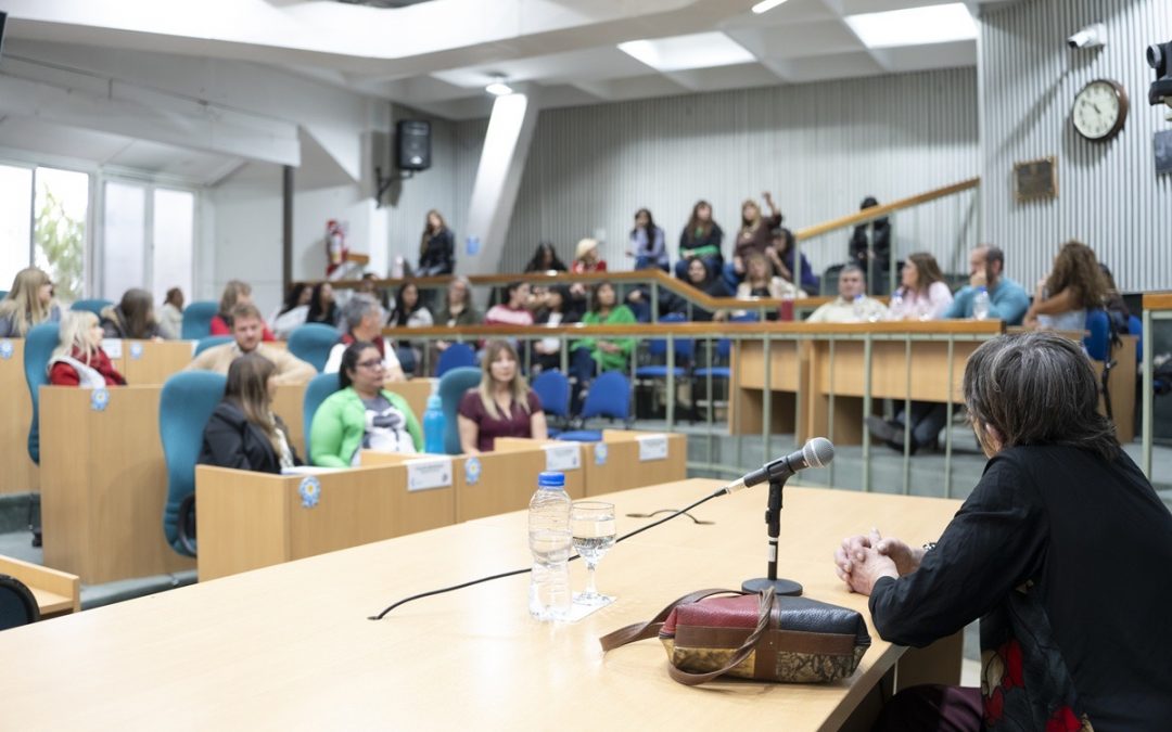 MES DE LA MUJER: La dermatóloga Dra. Marta Bechis brindó una charla sobre concientización y prevención del cáncer de piel en la Legislatura
