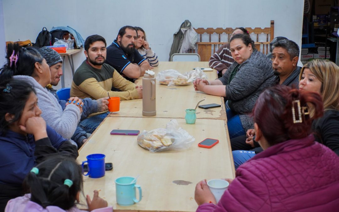 Profesionales del Municipio de Río Gallegos organizaron una merienda comunitaria para relevar demandas de salud mental en Madres a la Lucha